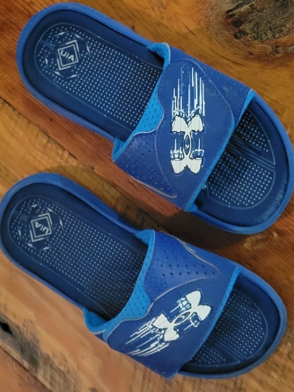 YOUTH SLIDES- Under Armour SIZE 1